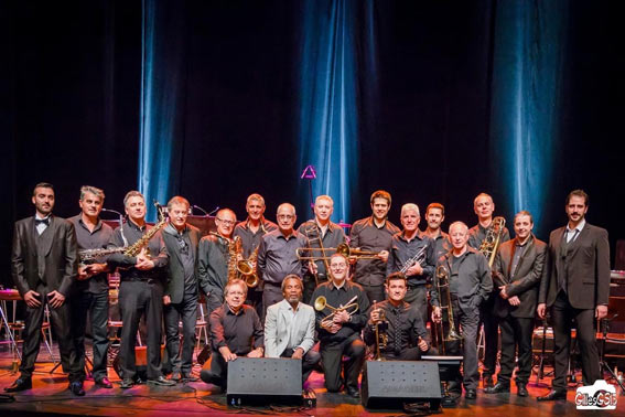 Gilbert Cassand au centre de l'Aubagne Jazz Band, dir. Daniel Scaturro © Gilles GSTreize