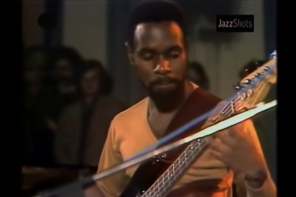 Jerome Harris avec le quartet de Sonny Rollins, Jazz Jamboree, Varsovie, Pologne, 23 octobre 1980, image extraite de YouTube
