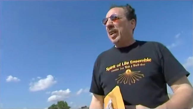 Daoud-David Williams dans le documentaire Spirit Energy (2003), image extraite de YouTube
