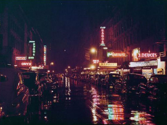 52nd Street, New York, N.Y., ca. July 1948 (sur la gauche  les enseignes de l'Onyx et de Jimmy Ryan's Bar) William P. Gottlieb/Ira and Leonore S. Gershwin Fund Collection, Music Division, Library of Congress by courtesy