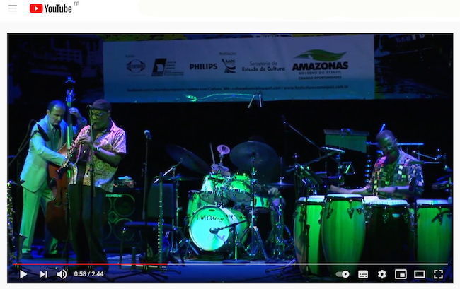 Bennie Maupin (ss) Ensemble avec Darek Oleszkiewicz (b) et Darryl Munyungo Jackson (perc), image extraite du teaser YouTube de Jazz in the Rainforest (cliquer sur l'image)