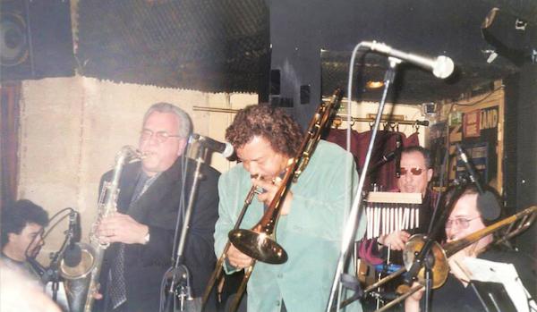 Mamdouh Bahri (g), Frank Elmo (ts), Raul de Souza (tb), Daoud-David Williams (perc), Bob Ferrel (tb), Duc des Lombards, Paris, vers 2002 © Photo X, Collection Bob Ferrel, by courtesy