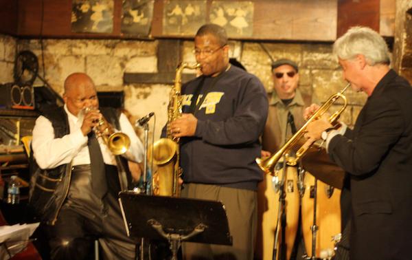 Ted Curson (tp), Ray Blue (ts), Daoud-David Williams (perc), Rob Henke (tp), Caveau de La Huchette, Paris, octobre 2010 © Jérme Partage