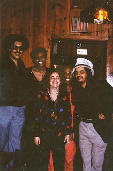 De gauche à droite: Rufus Reid, Tulani Davis, Michele Rosewoman, Pheeroan akLaff, Rasul Siddik, Sweet Basil, New York, années 1980 © Photo X, Collection Michele Rosewoman, by courtesy