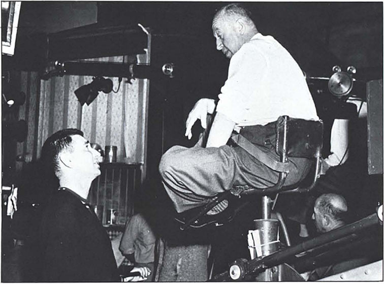 Shelly Manne et Otto Preminger sur le tournage de The Man with the Golden Arm (L'Homme au bras d'or) © photo X, United Artists parue dans Jazz Hot n351-52, p32, dans un article intitulé: Manne with the Golden Arms