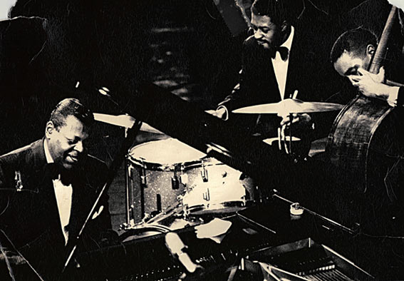 Oscar Peterson, Louis Hayes et Ray Brown © photo X by courtesy of Louis Hayes (www.louishayes.net)