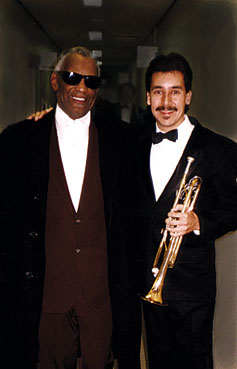 Ray Charles et Bobby Medina © photo X by courtesy of Bobby Medina