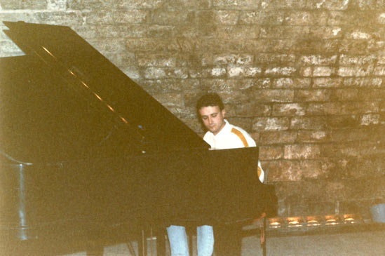 Dresde 1986, Roberto Magris au piano dans le Tonne Jazz Club © X by courtesy of Roberto Magris