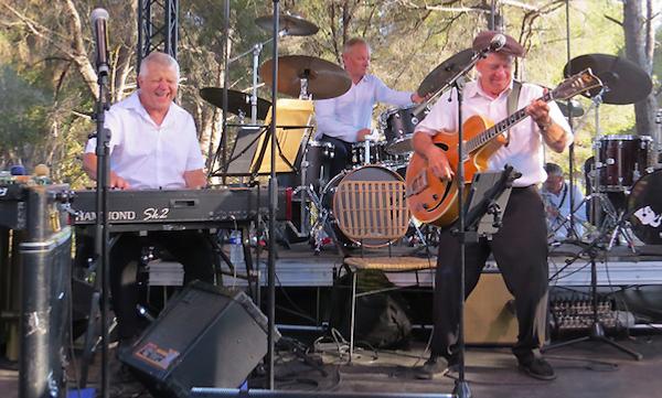 Philippe Petit (kb), Didier Dorise (dm), Jeff Hoffman (g), St-Raphal, 12 aot 2024 © Jérme Partage