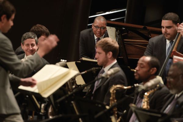 Wynton Marsalis attentif à la direction d'un apprenti-chef d'orchestre (festival Essentially Ellington) © Frank Stewart by courtesy of JALC