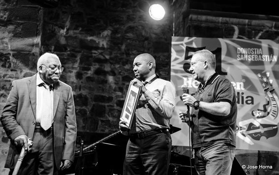 Ellis Marsalis reçoit le prix du Festival Jazzaldia de San Sebastian, en compagnie de Branford et de Miguel Martin, le directeur, 2016 © Jose Horna