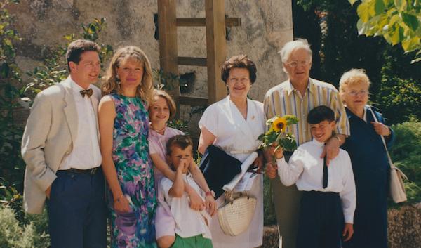 de gauche à droite: Jean-Pierre (le père), Bernadette (la mère), Lucille (la sœur), Guillaume (le frère) Tante Violette, Roger (alias Opa), Thibaud, Mamette (la grand-mère), Le Tholonet (13), 1997 © Photo X, Collection Thibaud Mennillo by courtesy