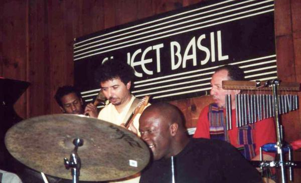 Belden Bullock (b), Mamdouh Bahri (g), Bruce Cox (dm), Daoud-David Williams (perc), Sweet Basil, New York, vers 2000 © Photo X, Collection Mamdouh Bahri, by courtesy Belden Bullock (b), Mamdouh Bahri (g), Bruce Cox (dm), Daoud-David Williams (perc), Sweet Basil, New York, vers 2000 © Photo X, Collection Mamdouh Bahri, by courtesy