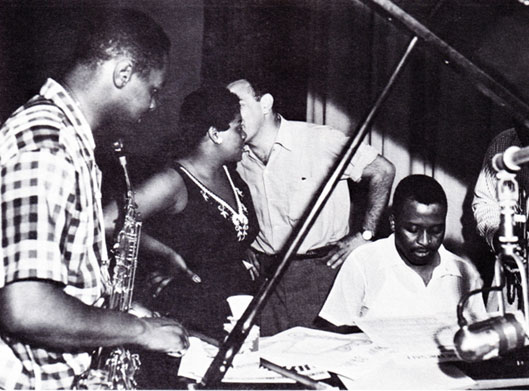 1954. Recording session with EmArcy Records (left to right) Ricky Henderson (as), Dinah Washington (voc), Bobby Shad (producer), Junior Mance (p), Clark Terry (caché)-Session de "After Hours with Miss D"