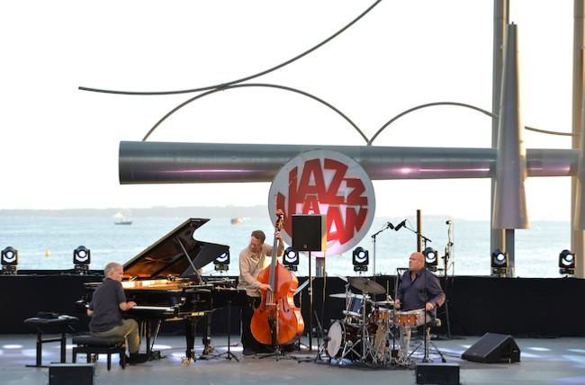 Brad Mehldau (p), Larry Grenadier (b), Jeff Ballard (dm), Jazz à Juan, 15 juillet 2023 © Rivierakris, by courtesy of Jazz à Juan