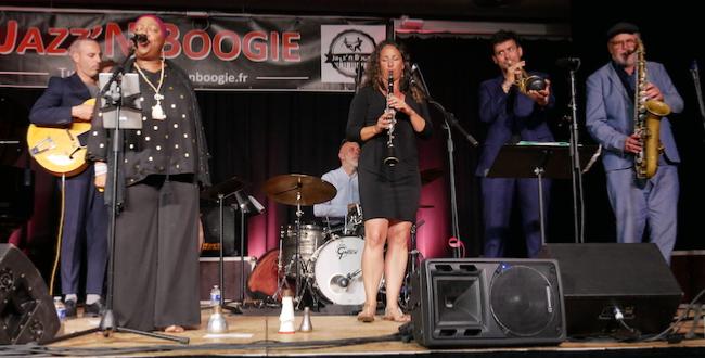 Félix Hunot (bjo), Tricia Boutté (voc), David Grebil (dm), Aurélie Tropez (cl), Malo Mazurié (tp), Stephan Holstein (ts), Jazz'N Boogie, Tinténiac, 14 juin 2025 © Jérme Partage