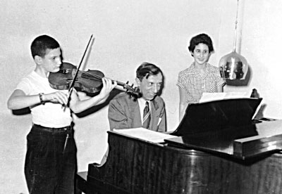 Lenny Popkin enfant, au violon avec Miecyzslaw Munz et Susan Popkin © photo X, Collection Lenny Popkin by courtesy