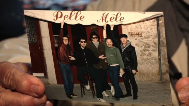 Jean-Pierre Arnaud, Andy McKee, Michel Zenino, Jean Pelle et Siegfried Kessler devant le Pelle-Mle, documentaire Un jour  Marseille: Jean Pelle évoque ses souvenirs du Pelle-Mle de Mathieu Jaffé, image extraite de YouTube