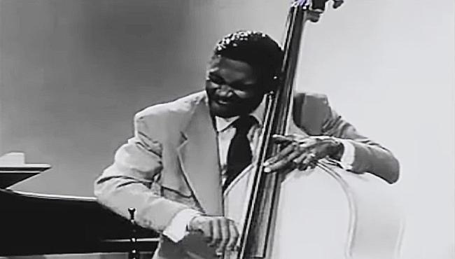 Peter Chuck Badie dans l'orchestre Lionel Hampton, Rhythm and Blues Revue, 1955, image extraite de YouTube