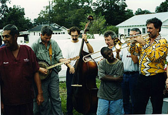Vintage Jazzmen sur la tombe de Bunk Johnson, New Orleans, 1997 © photo X by courtesy of Dan Vernhettes